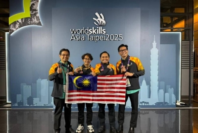 Dari kiri: Dr Ahmad Tarmizi, Muhamad Nashrul, Mohamad Fazil dan Ts Muhammad Syaiful sama-sama meraikan kejayaan pelajar KKTM Sri Gading yang merangkul pingat emas dan Best of Nation baru-baru ini. 