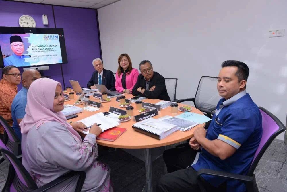 Ismail Sabri (empat kanan) membentangkan tesis bertajuk 'Pengurusan Krisis dan Polisi Keselamatan Kesihatan Tahun 2020–2022: Strategi Malaysia Menghadapi Pandemik Covid-19' di UUM pada Isnin.