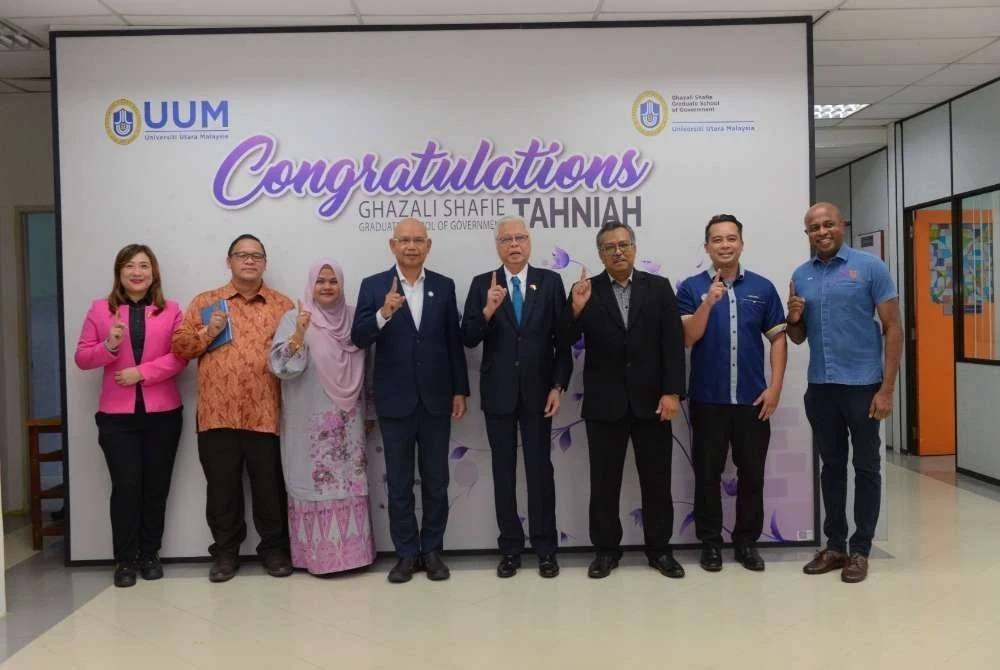 Ketibaan Ismail Sabri di kampus (empat kanan) di UUM disambut oleh Ahmad Martadha (empat kiri) yang kini menjalankan fungsi Naib Canselor.