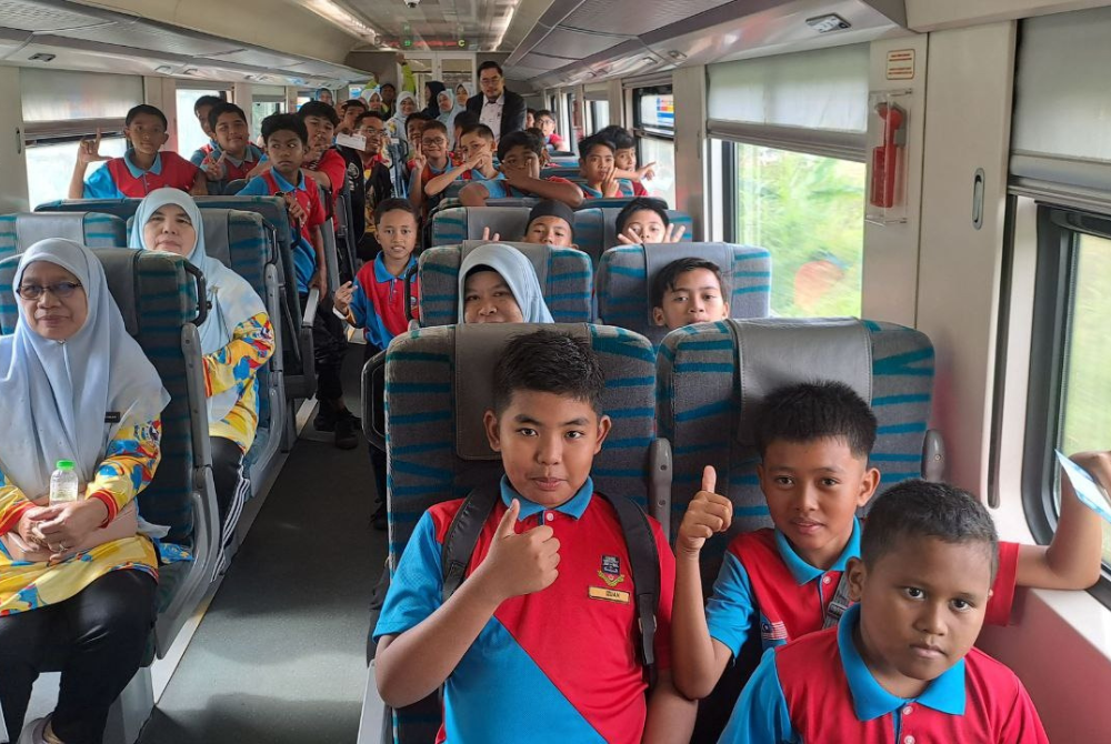 Kegembiraan jelas terbayang di wajah masing-masing dan berharap mereka dapat berpeluang menaiki kereta api pada masa akan datang.