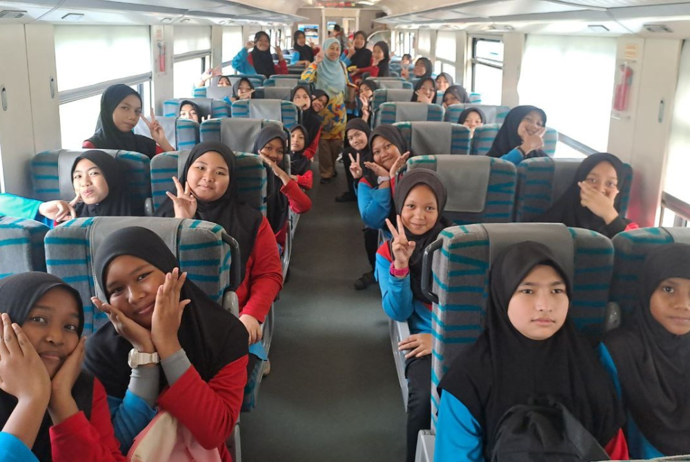 Murid perempuan yang berada di Koc A begitu seronok kerana dapat merasai pengalaman baru.