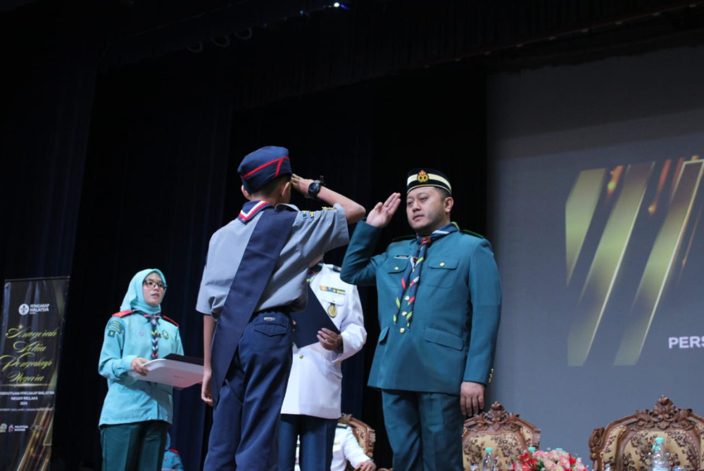 Datuk Mohd Ridhwan menyampaikan pingat dan sijil kepada ahli Pengakap.