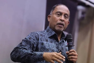 Zambry berkata, isu itu tidak wajar dijadikan bahan politik semata-mata kerana pendekatan sedemikian boleh menjejaskan objektif dan hala tuju pembangunan pendidikan negara. 
