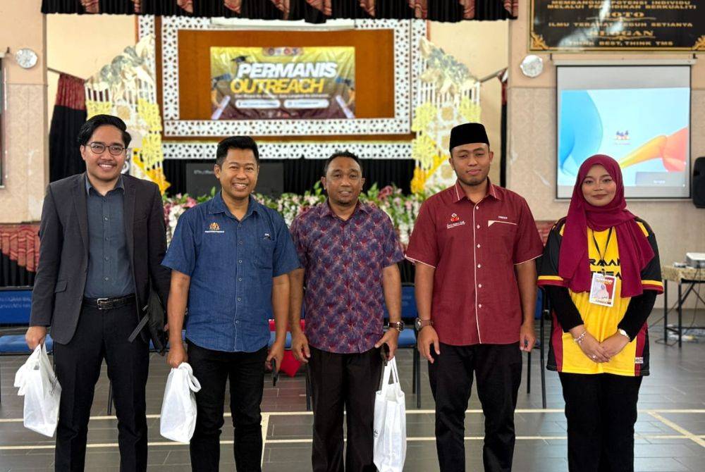 Dari kiri: Muhammad Hakim, Mohd Zain, Mohamad Hazrin, Firdaus dan Nurussyakirah semasa majlis penutup Program PERMANIS Outreach 2025: Dari Bicara ke Aspirasi, Satu Langkah.