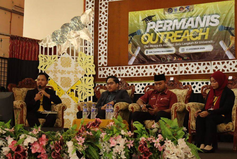 Sesi Bicara Sinar Mahasiswa ‘From Zero to Hero’ dikendalikan oleh beberapa ahli panel yang terdiri daripada (kiri): Muhammad Hakim, Firdaus dan Nurussyakirah. 