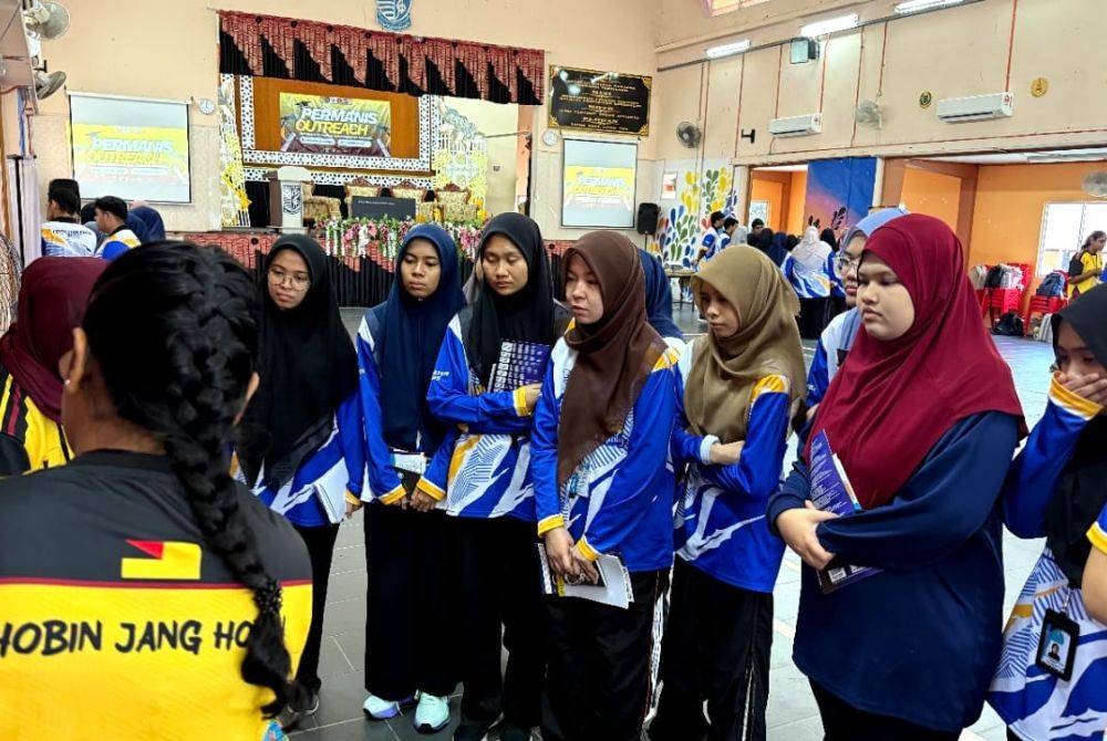 Para pelajar mendengar taklimat mengenai hala tuju ke IPTA daripada fasilitator. 