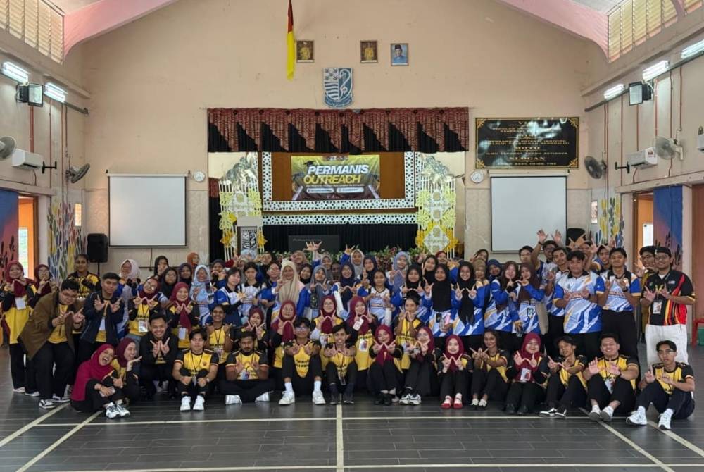 Mahasiswa anak Negeri Sembilan bersama pelajar Tingkatan Enam dari daerah Kuala Pilah, meraikan semangat pembelajaran dan aspirasi ke universiti melalui Program PERMANIS Outreach 2025.