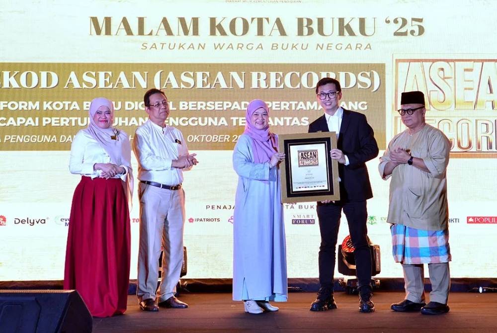 Fadhlina (tiga, kiri) menerima Anugerah Rekod ASEAN bagi Platform Kota Buku Digital Bersepadu Pertama Yang Mencapai Pertumbuhan Pengguna Terpantas.