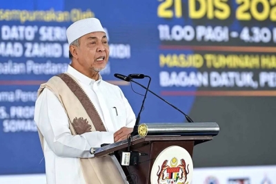 Ahmad Zahid ketika berucap pada Himpunan Huffaz 2025 & Simfoni Dakwah Nusantara di Masjid Tuminah Hamidi. 