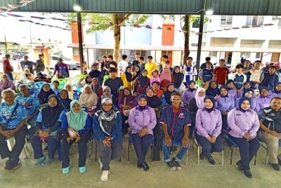 Dr Mohammad Harith, Mardiana bersama peserta yang mengikuti program berkenaan.