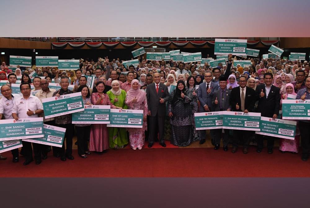 Mohd Shukri (tengah) bergambar bersama penerima selepas majlis penyampaian Biasiswa Yayasan MSU sesi 2025/2026 baru-baru ini. 