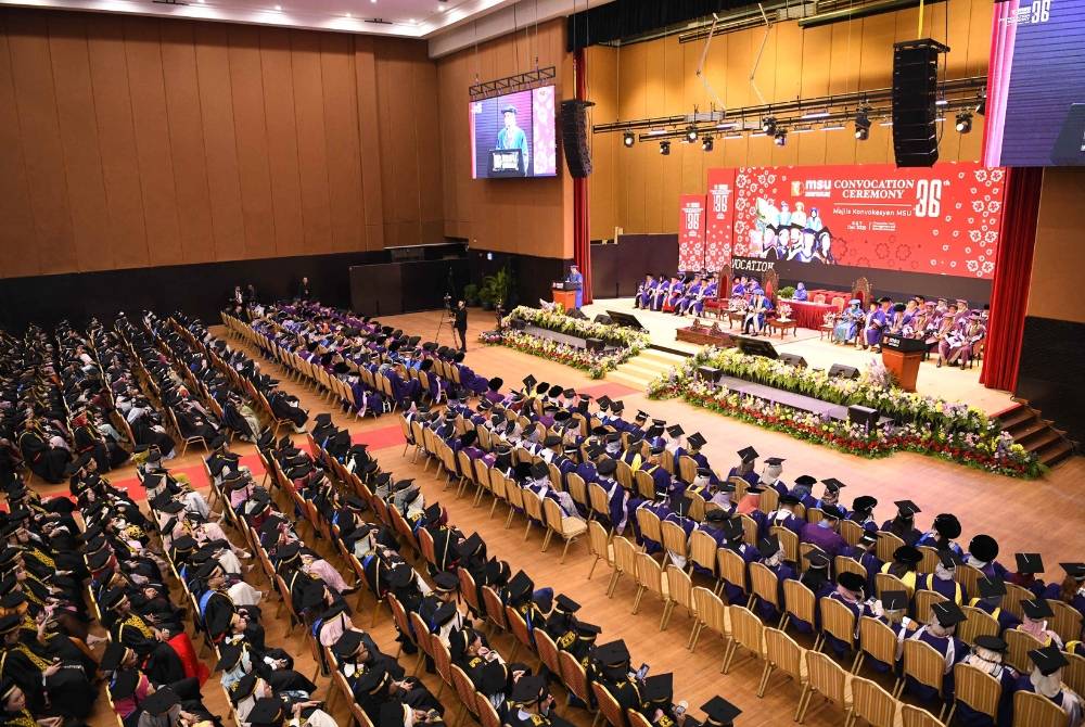 Seramai 2,453 graduan daripada 128 program akademik menerima skrol masing-masing.
