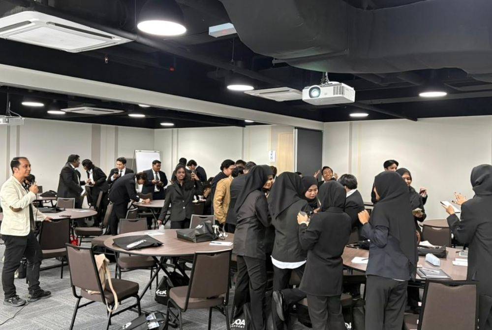 Para peserta menjalani slot orientasi berkaitan pembangunan personaliti diri.