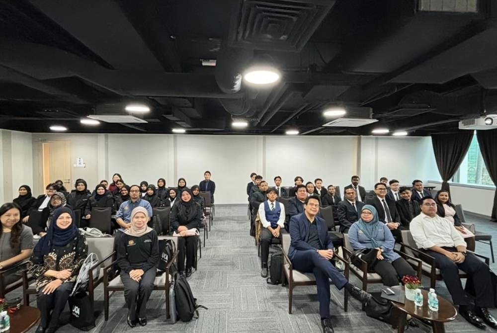 Para peserta bersama wakil UOA Academy dan rakan industri selepas tamat sesi Majlis Pelancaran Pengambilan Pelajar Program TVET UOA Academy. 