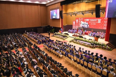 Seramai 2,453 graduan daripada 128 program akademik menerima skrol masing-masing.
