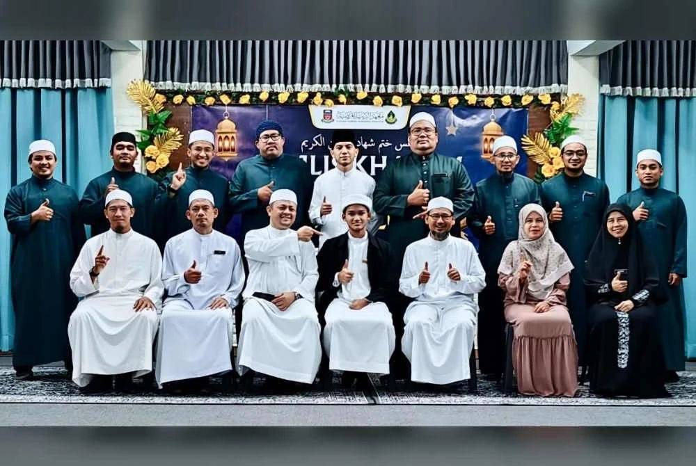 Ahmad Fikri (duduk, tengah) bersama tenaga pengajar MTM. 