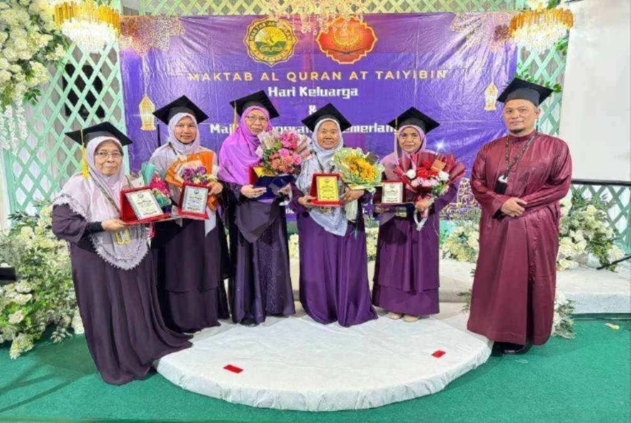 Rehiza (tiga dari kanan) bersama Mohd Shahrul (kanan) dan barisan pelajar terbaik yang diraikan sempena Majlis Anugerah Kecemerlangan Pelajar MAQAT.