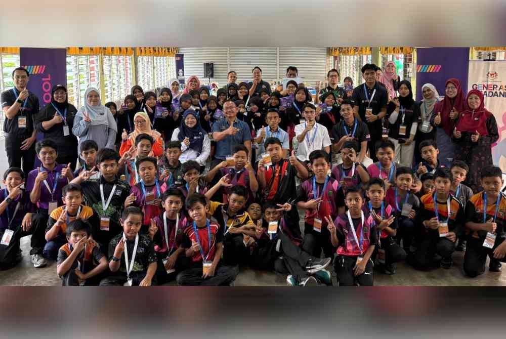 Nahrizul (duduk, tiga dari kanan) bersama murid-murid dan tetamu di penghujung program.