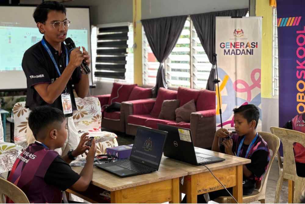 Fawwaz berinteraksi dengan peserta program.