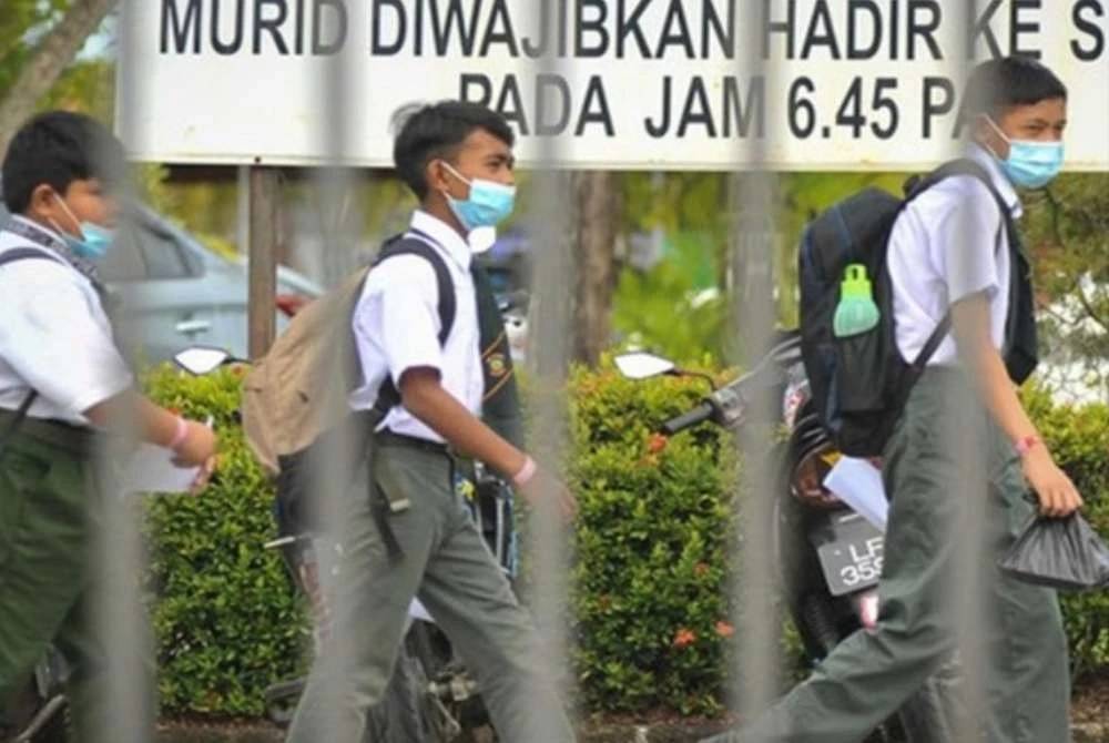 KPM menegaskan bahawa pemakaian tali leher tidak lagi wajib bagi murid sekolah mulai sesi persekolahan tahun depan. 