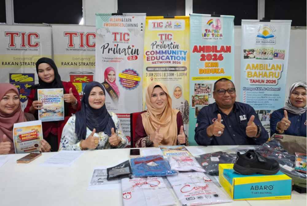 Tina (duduk, tengah) bersama pihak sokongan dan tajaan yang bakal menjayakan Program Community Education Network (CEN) 2026: Ar-Rahman Wakaf Ilmu - Back to School for Asnaf, 3 Januari depan.