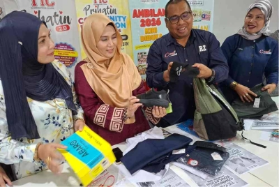 Tina (dua dari kiri) melihat antara barangan sekolah yang akan diserahkan kepada pelajar asnaf sempena Program Community Education Network (CEN) 2026: Ar-Rahman Wakaf Ilmu - Back to School for Asnaf, 3 Januari depan.