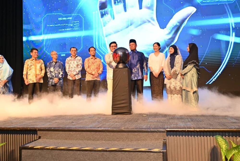 Ustaz Abd Halim (tengah) ketika merasmikan Majlis Graduasi, Penyampaian Anugerah & Konsert Tahunan 2025 baru-baru ini. Turut hadir Pengasas/Pengerusi SMZaki Education, Datuk Sheikh Mohd Zaki Sheikh Abdul Rahman (lima dari kanan), serta tetamu jemputan lain termasuk Zainuddin Zainal, Ir Mohd Arifin Samingun, Ts Imanudin Hasbullah, Dr Ahmad Idham Ahmad Nazri, Profesor Dr Khor Mi Nee, Datin Siti Nadiah Mislan dan Dr Nik Noor Azlida Datuk Husain.