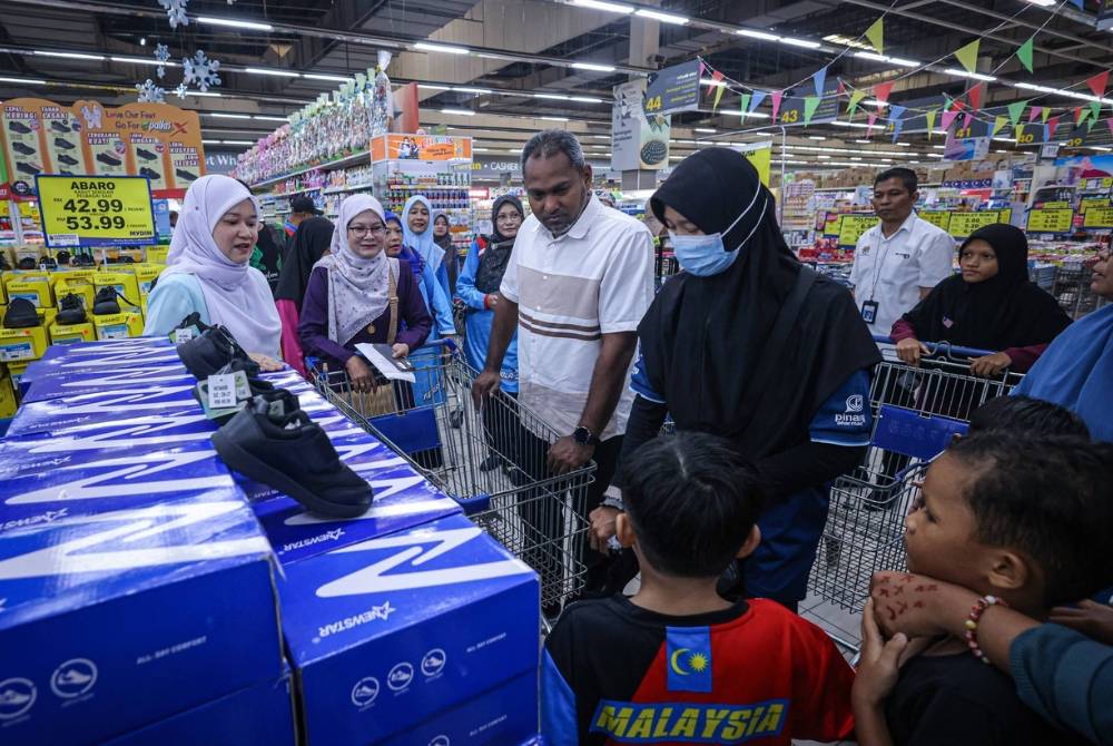 Ibu bapa disarankan menyediakan kelengkapan sekolah secukupnya sebelum sesi persekolahan baharu bermula. Kredit foto: Facebook Fadhlina Sidek