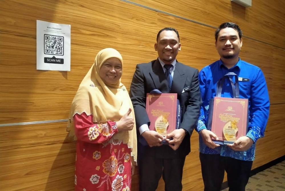 Cikgu Mohd Azni (kanan) dan Cikgu Muhammad Norfadhli (tengah) menerima pengiktirafan dalam Majlis Anugerah Inspirasi Pendidikan 2025 Peringkat Wilayah Persekutuan baru-baru ini, diiringi oleh Ustazah Gamarofizan (kiri).