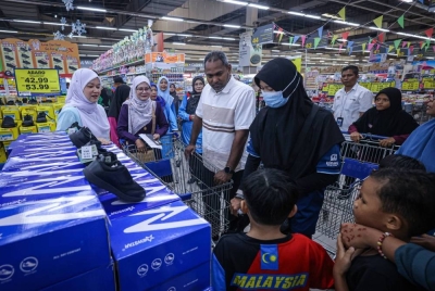 Ibu bapa disarankan menyediakan kelengkapan sekolah secukupnya sebelum sesi persekolahan baharu bermula. Kredit foto: Facebook Fadhlina Sidek