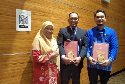 Cikgu Mohd Azni (kanan) dan Cikgu Muhammad Norfadhli (tengah) menerima pengiktirafan dalam Majlis Anugerah Inspirasi Pendidikan 2025 Peringkat Wilayah Persekutuan baru-baru ini, diiringi oleh Ustazah Gamarofizan (kiri). 