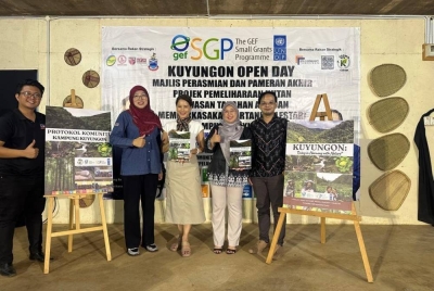 Mohamad Zaki (kanan) bersama tetamu jemputan ketika perasmian Kuyungon: Living in Harmony with Nature baru-baru ini. 