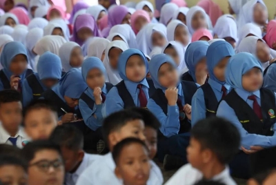 Cadangan KPM untuk menyelaraskan pemakaian seragam sekolah dilihat dapat membantu mengurangkan beban ibu bapa golongan B40. - Gambar hiasan