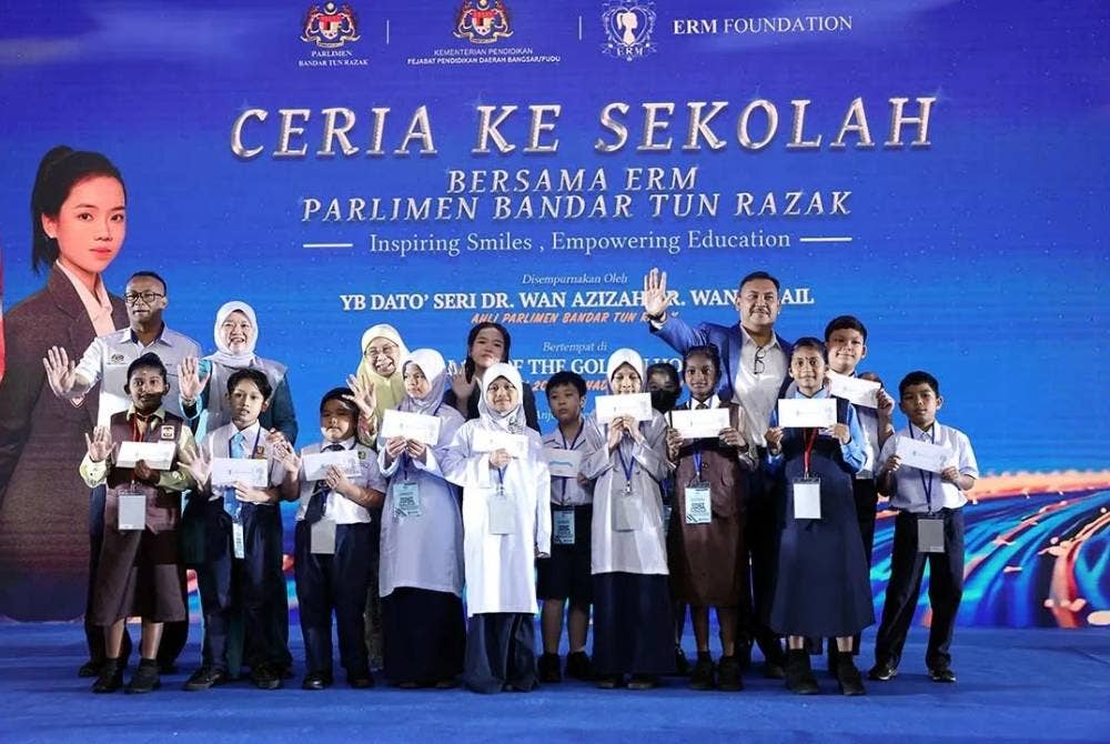Dr Wan Azizah bersama para penerima sumbangan sempena Program Ceria ke Sekolah bersama ERM. 