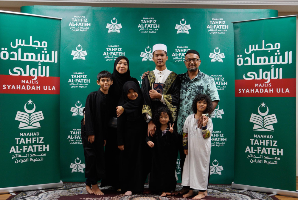 Haryz Irfan bersama keluarganya yang hadir memberi sokongan.