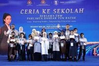 Dr Wan Azizah bersama para penerima sumbangan sempena Program Ceria ke Sekolah bersama ERM. 