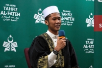 TEKUN...Haryz Irfan sewaktu melengkapkan bacaan
hafazan al-Quran bagi mendapatkan Syahadah Ula.