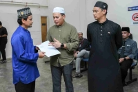 Fadzli (tengah) meluangkan masa bertemu keluarga Allahyarham Syakirah Hanan di Jabatan Perubatan Forensik HSNZ, Kuala Terengganu pada petang Isnin. Foto: UniSZA 