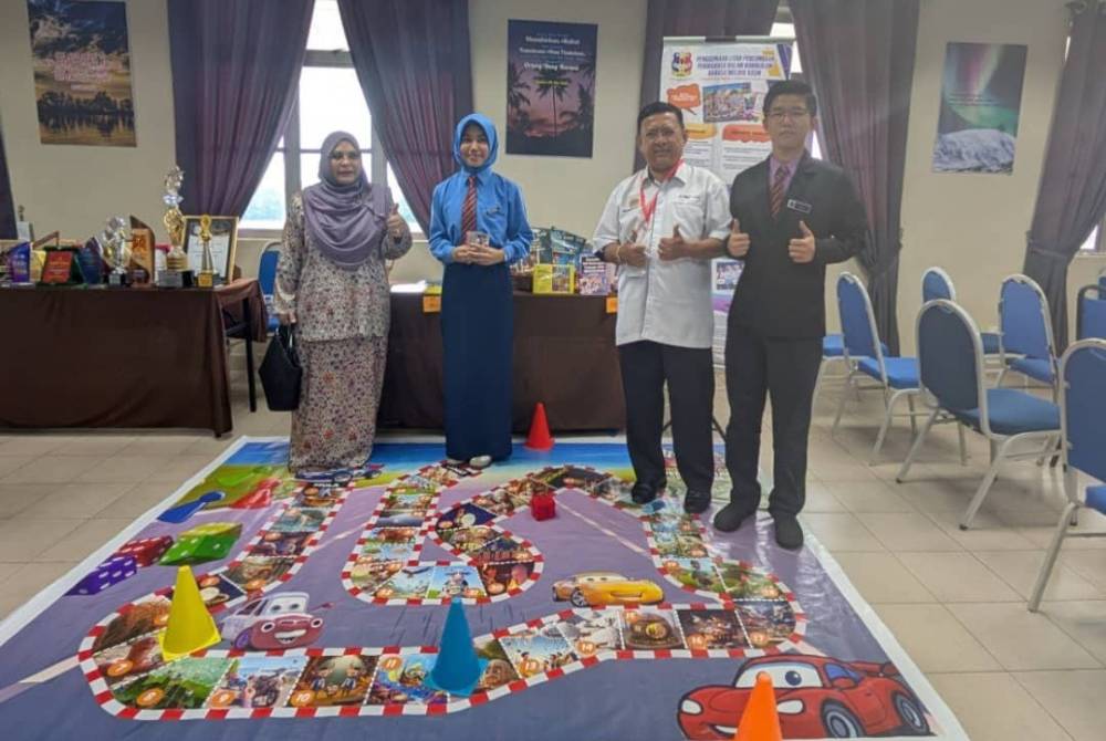 Dr Abdul Ghani (dua dari kanan) tampil memperkenalkan satu inovasi yang dinamakan Litar Perlumbaan Peribahasa, yang telah terbukti berkesan menarik minat pelajar dan meningkatkan penguasaan peribahasa dalam kalangan mereka.