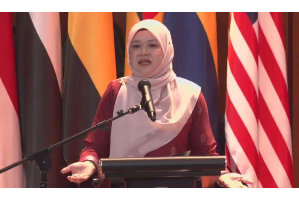 Fadhlina ketika menyampaikan ucapan di Program Amanat Tahun Baharu Menteri Pendidikan.