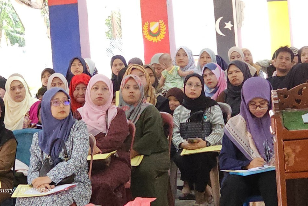 Sebahagian ibu bapa hadir mendengar taklimat.