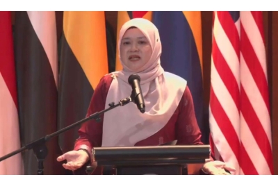 Fadhlina ketika menyampaikan ucapan di Program Amanat Tahun Baharu Menteri Pendidikan.