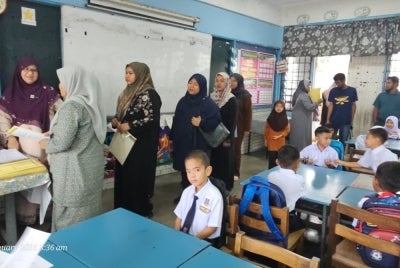 Urusan pendaftaran anak-anak di dalam kelas.