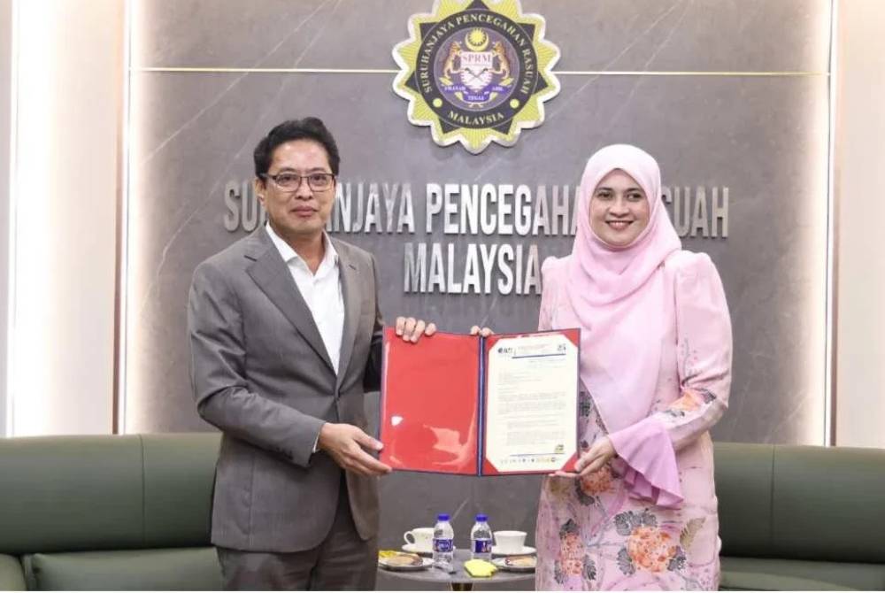 Azam (kiri) dilantik sebagai Profesor Adjung Pengurusan Teknologi bagi program Doktor Falsafah PIPK di Institut Pengurusan Teknologi dan Keusahawanan (IPTK), UTeM.
