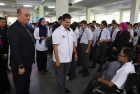 Ahmad Suhaimi (kiri) beramah mesra dengan para pelajar ketika meninjau Hari Pertama Pembukaan Sekolah Kalendar Akademik Sesi 2026 di SMK Putrajaya Presint 18 (1). 