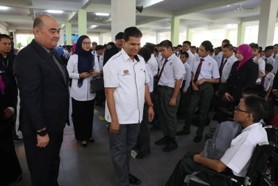 Ahmad Suhaimi (kiri) beramah mesra dengan para pelajar ketika meninjau Hari Pertama Pembukaan Sekolah Kalendar Akademik Sesi 2026 di SMK Putrajaya Presint 18 (1). 