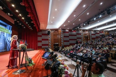 Fadhlina ketika berucap menyampaikan amanat Tahun Baharu kepada warga KPM pada Jumaat. 