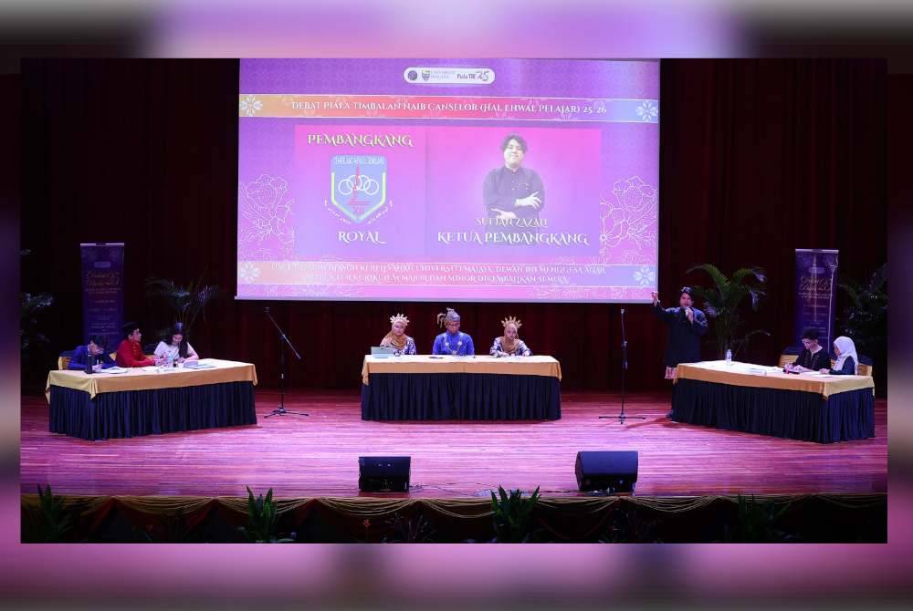 Kedua-dua pasukan di peringkat akhir debat Bahasa Melayu.