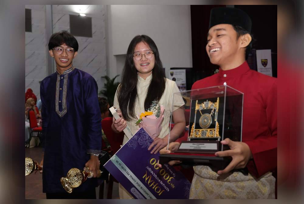 Pasukan kerajaan menjadi johan debat Bahasa Melayu.