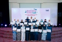 REZEKI BELAJAR... 25 siswi daripada pelbagai IPTA gembira dan teruja apabila berjaya menerima
Biasiswa Siswi Safi.